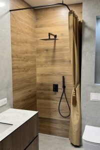 Individuali vonios dušo užuolaida auksinės spalvos juodi maišytuvai Deco Home