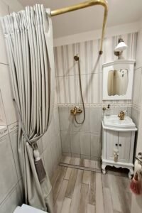 Uzuolaida-dusui-su-klostemis-banguota-vonios-uzuolaida-Deco-Home.
