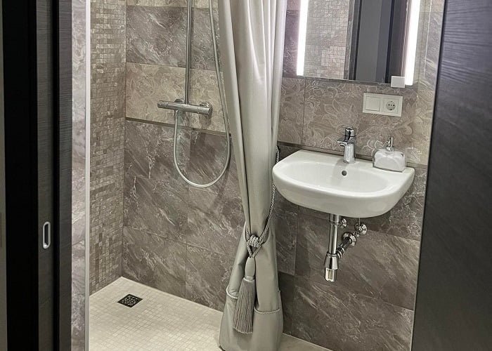 Dušo užuolaida modernus interjeras Pilkos spalvos