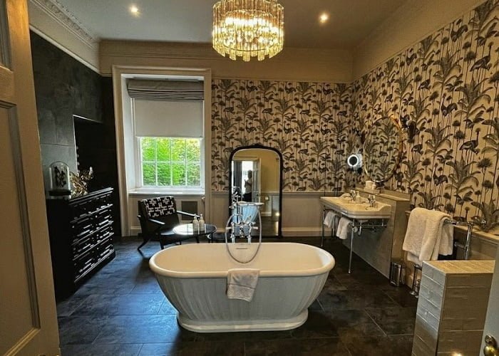 Erdvus retro vonios kambarys Klasikinė santechnika