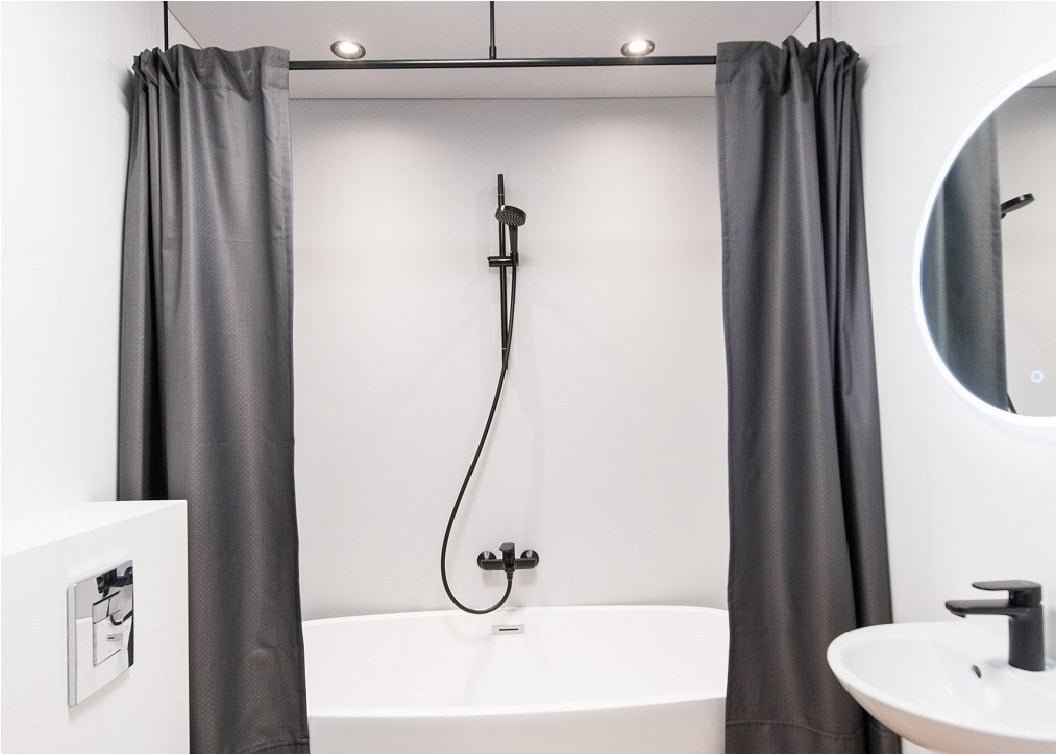 Dviguba juoda vonios užuolaida