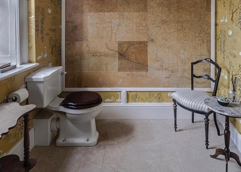 Klasikinis tualeto kambarys su tapetais burlington