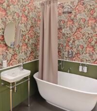 Užuolaidos vonios kambariui pelenų rožės spalva