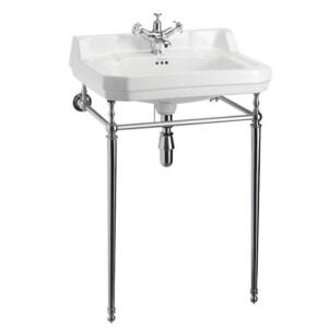 Retro praustuvas ant metalinių kojų Klasika vonioje