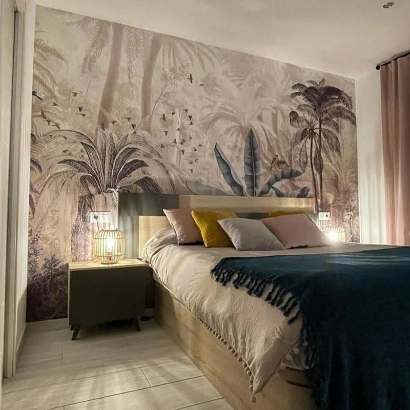 Fototapetai ir tapetai interjere su palmėmis miegamajame