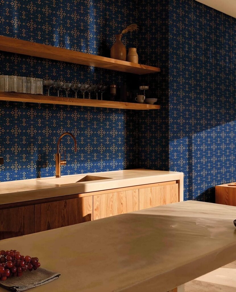 C00012 mėlynas tapetas smulkus raštas bambuko pynimas